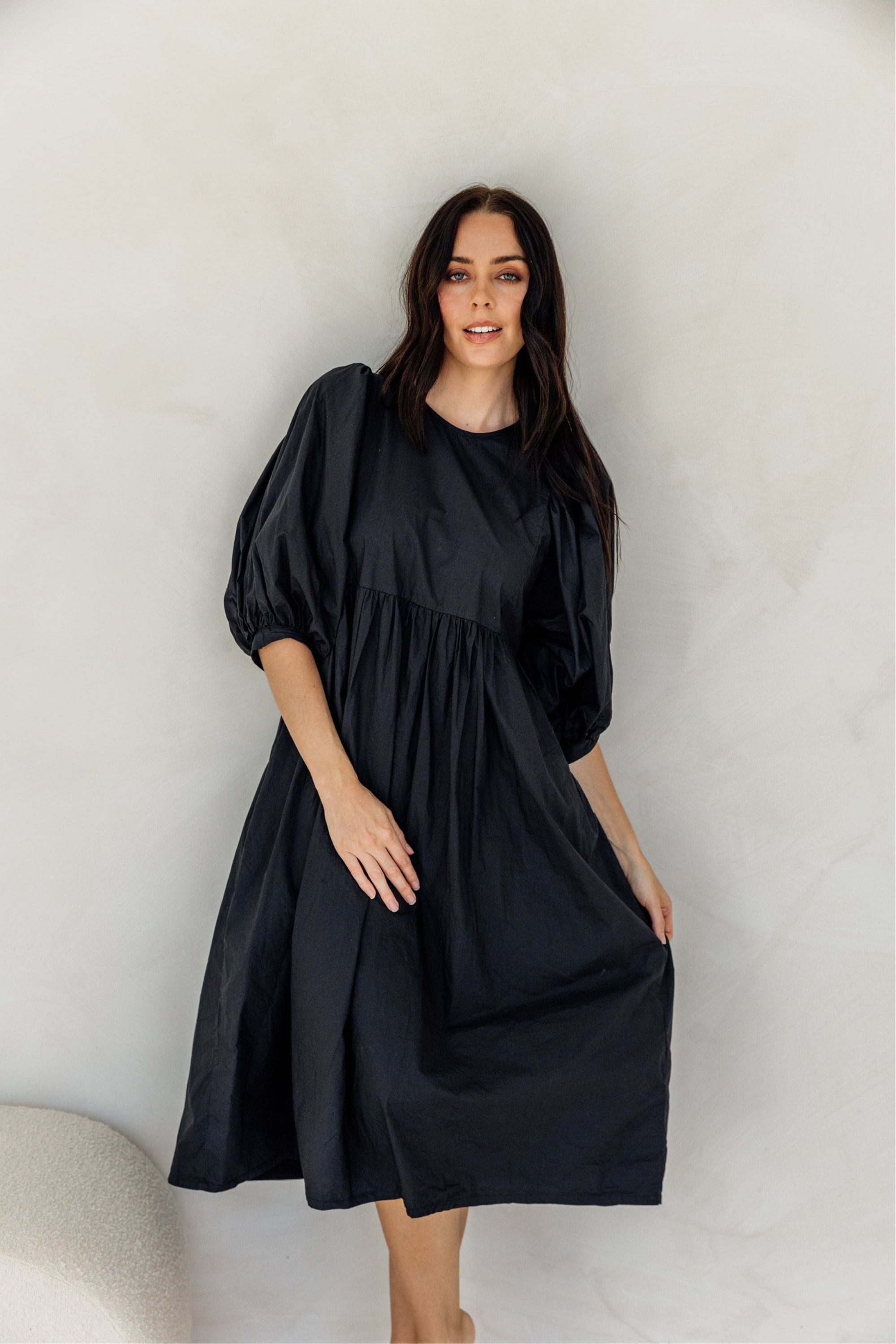 ANA - Round Neckline (Antique White. Camel. Noir.)