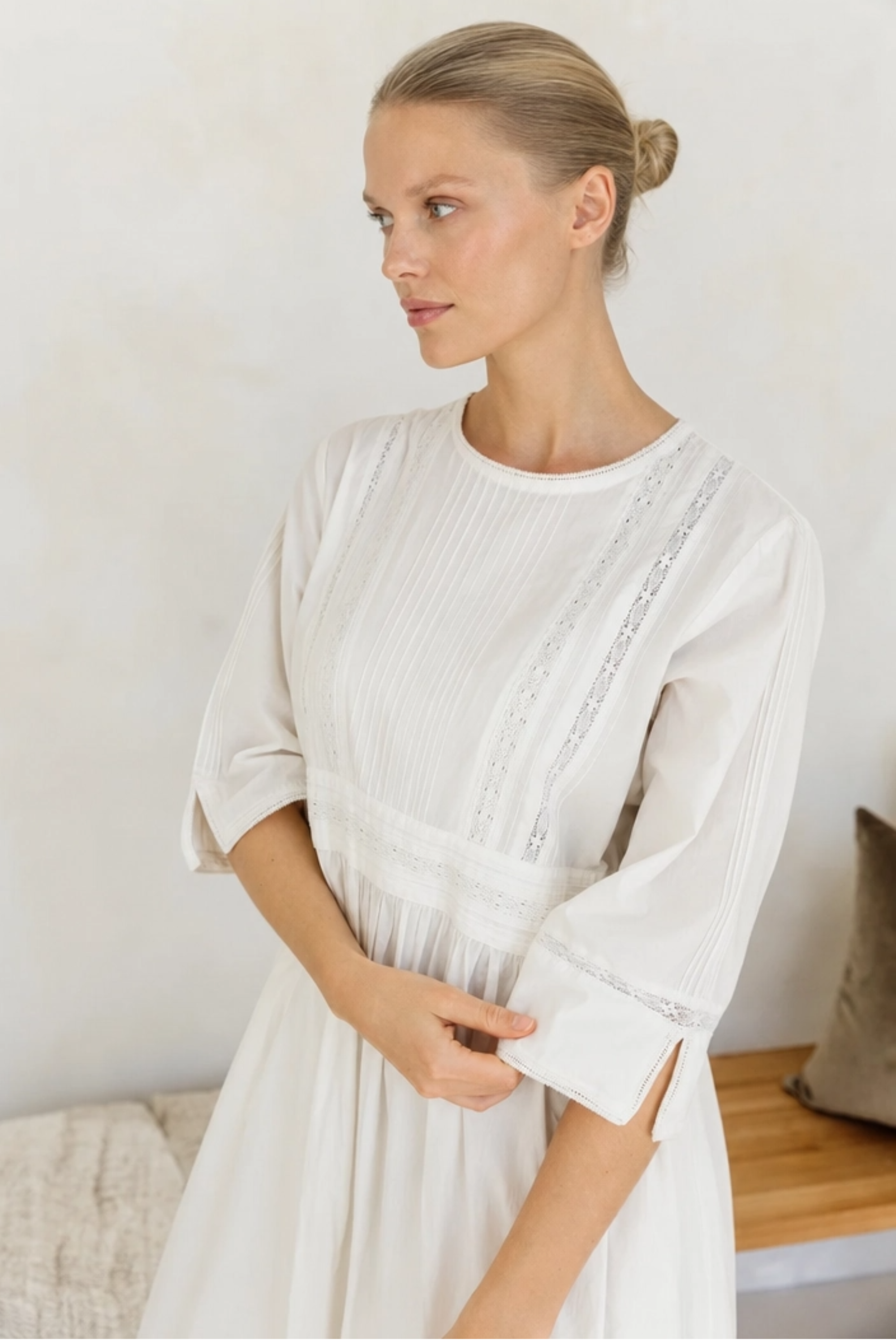 VIOLA - A LITTLE SPECIAL! (Antique White. Camel. Noir.)