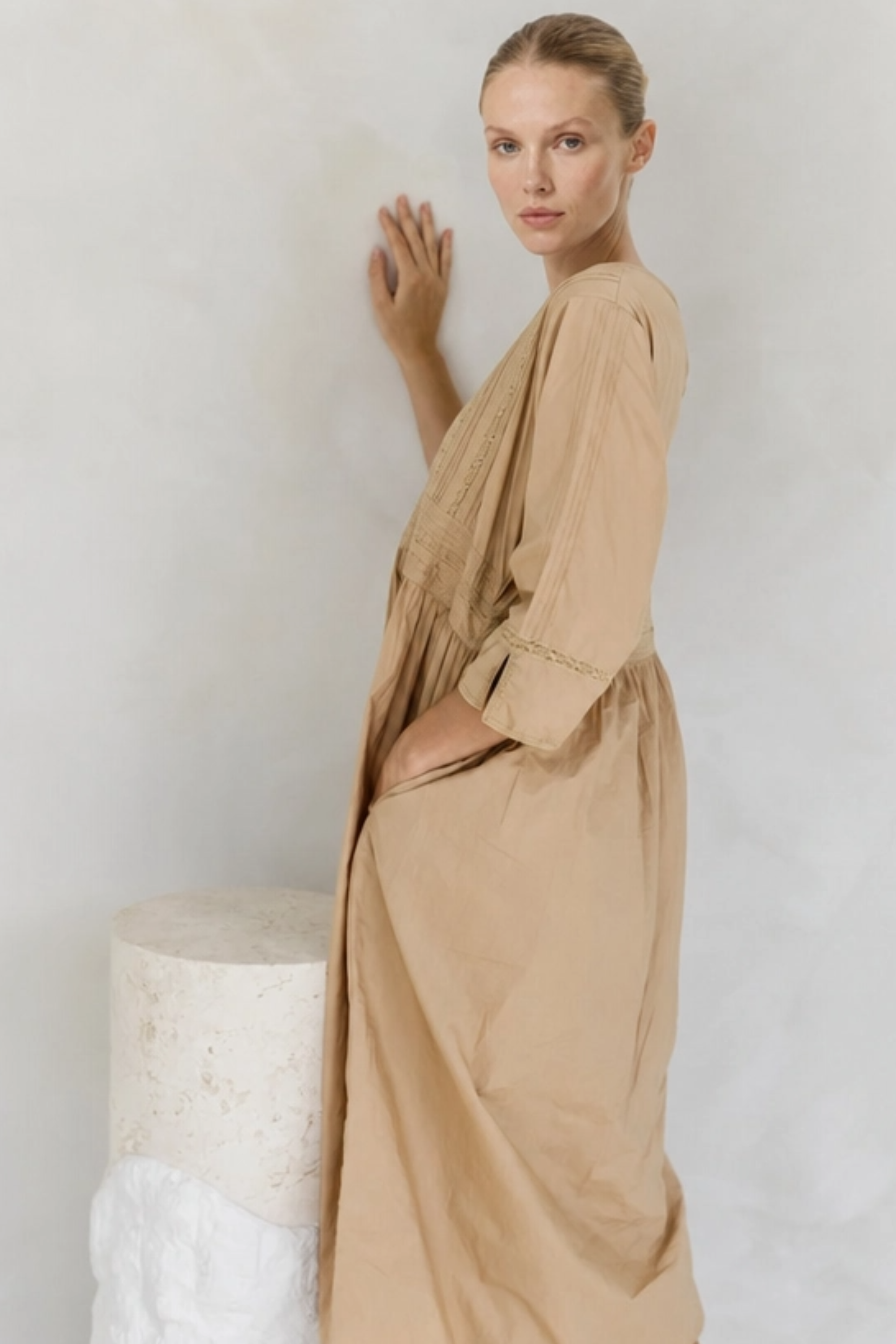 VIOLA - A LITTLE SPECIAL! (Antique White. Camel. Noir.)
