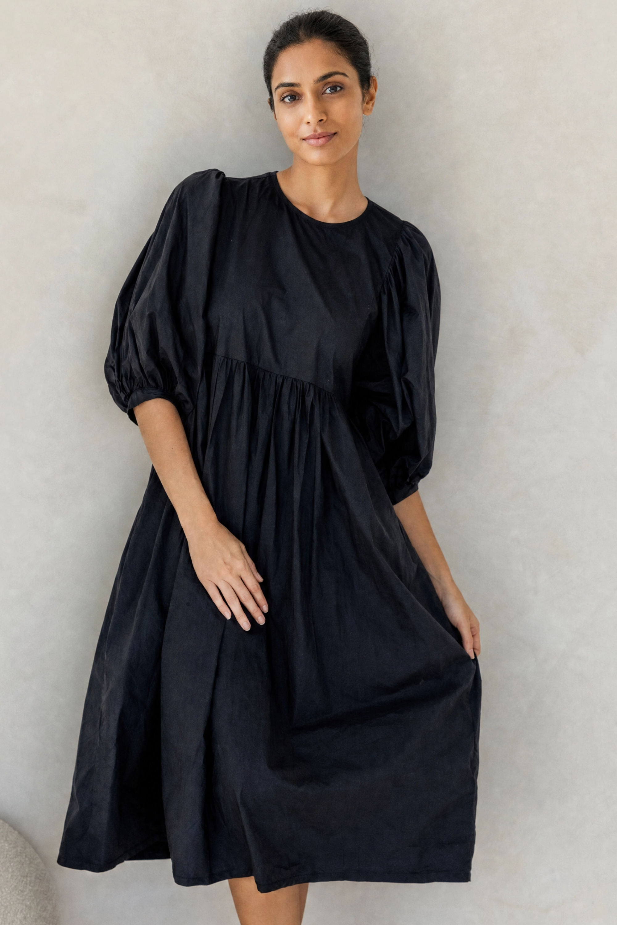 ANA - NOIR Round Neckline