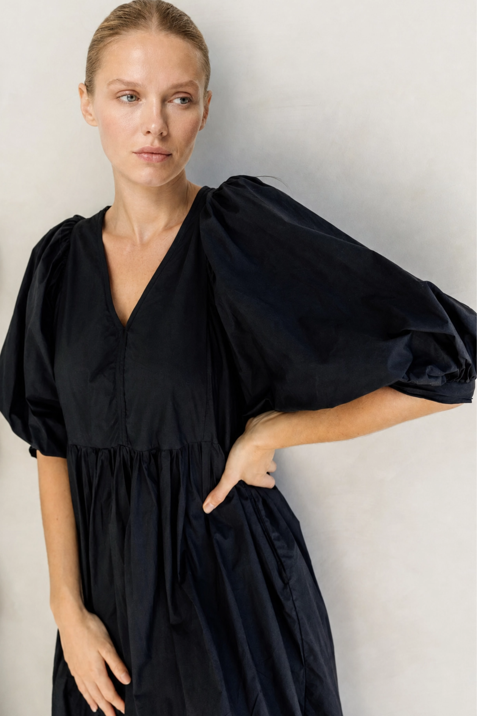 ANA - V Neckline (Antique White. Camel. Noir.)